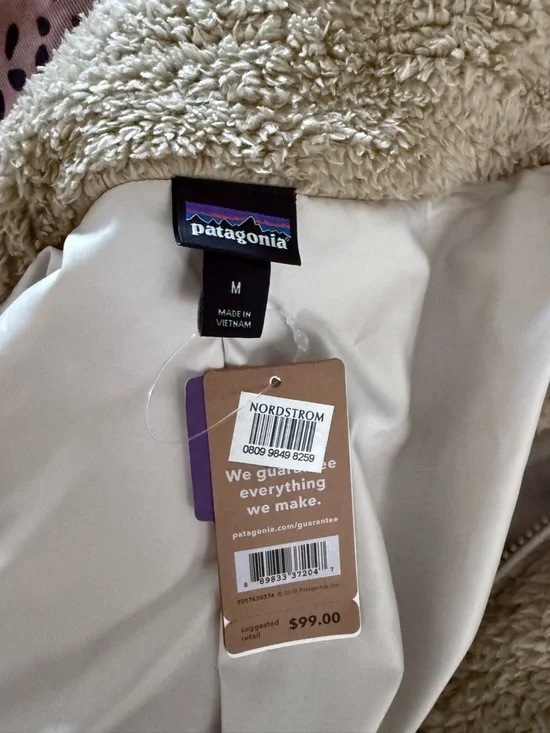 Patagonia NWT Women's Fleece Vest in Taupe - Picture 4 of 4